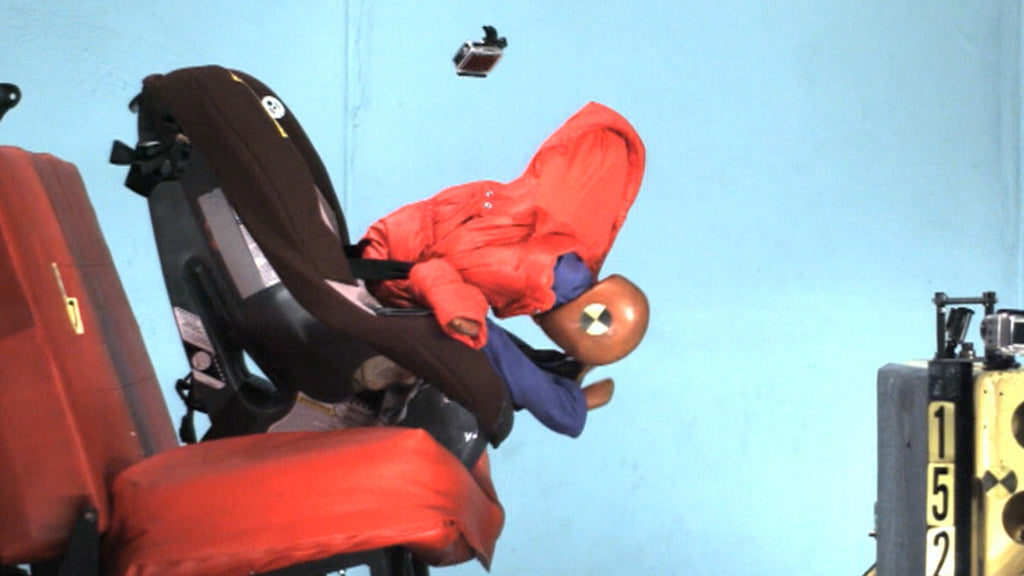 [Vidéo] N'attachez pas votre enfant dans le siège auto avec un manteau!