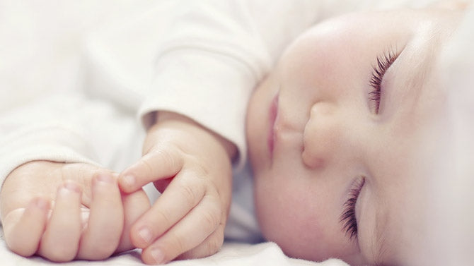 Bébé dormant dans une balancelle Fisher-Price