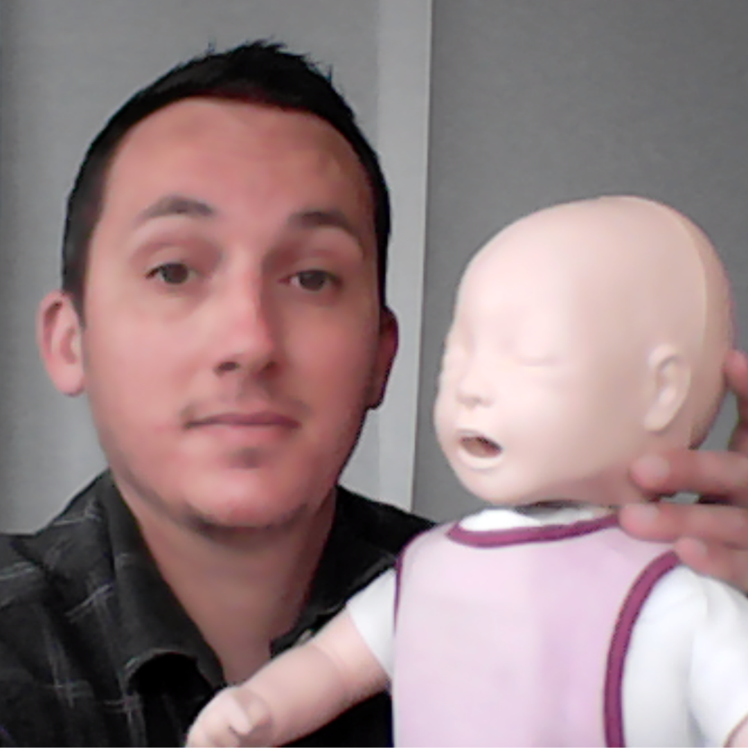 Laurent, père et formateur en premiers secours, lors d’une démonstration sur mannequin nourrisson