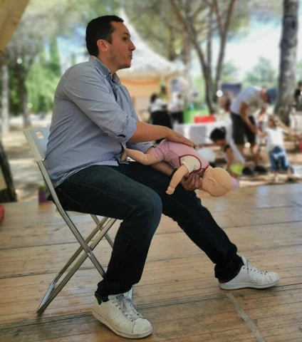 Laurent, formateur Family Sauvetage, montrant un geste de premiers secours sur un mannequin nourrisson
