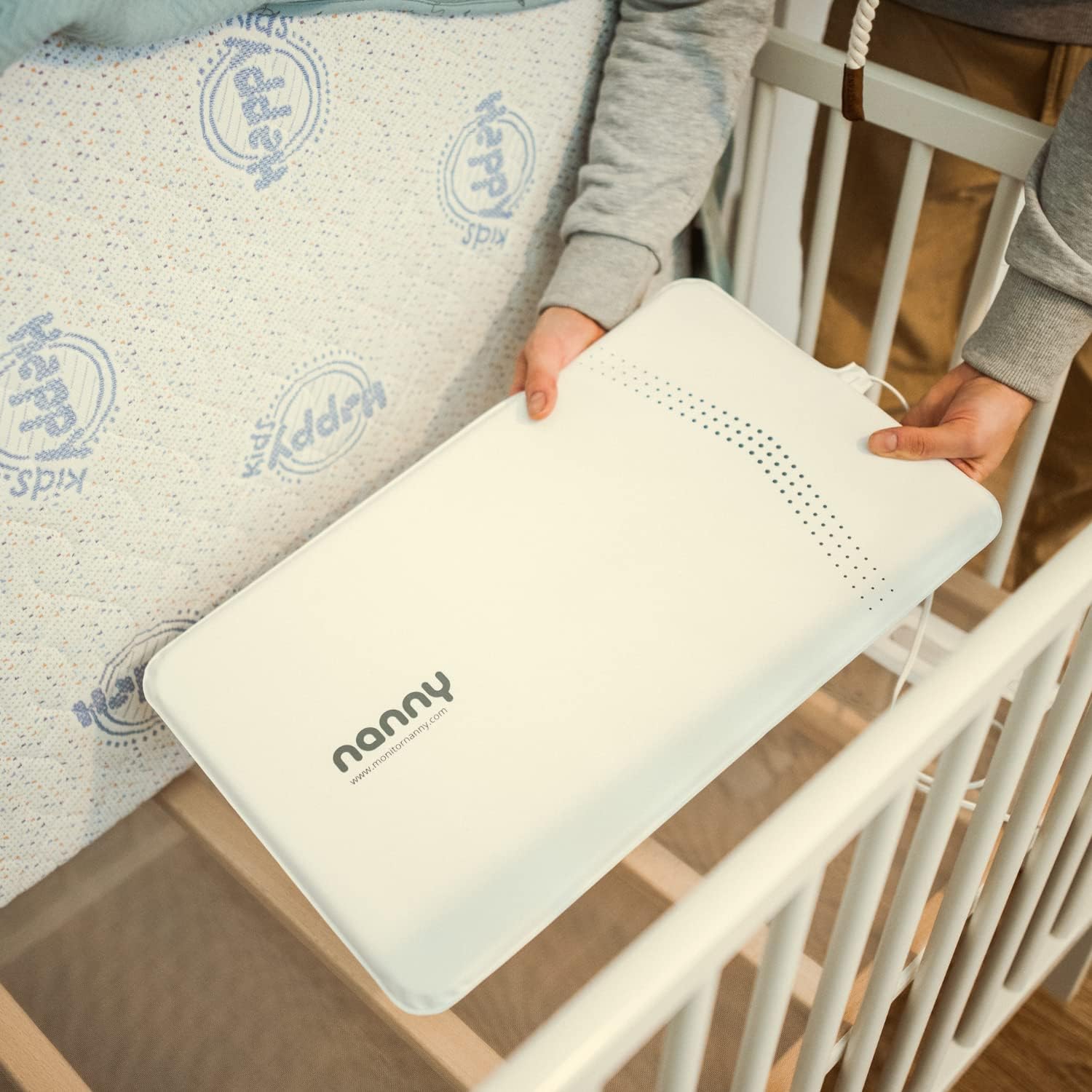 Installation de la plaque Nanny BM-03 sous le matelas de bébé