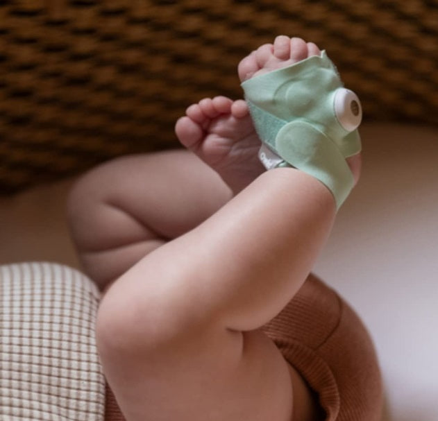 Chaussette connectée Owlet Smart Sock 3 placée sur le pied d'un bébé